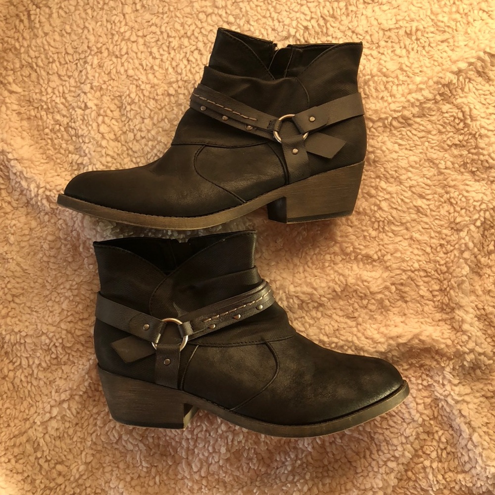 Like New Maurice’s black booties size 9M